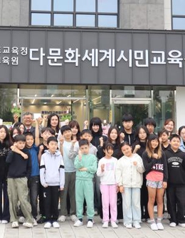 이주배경학생들, 손글씨와 카네이션으로 전한 스승의 날 감사 사진